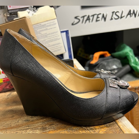 Michael Kors black wedges size 8 - Picture 2 of 4